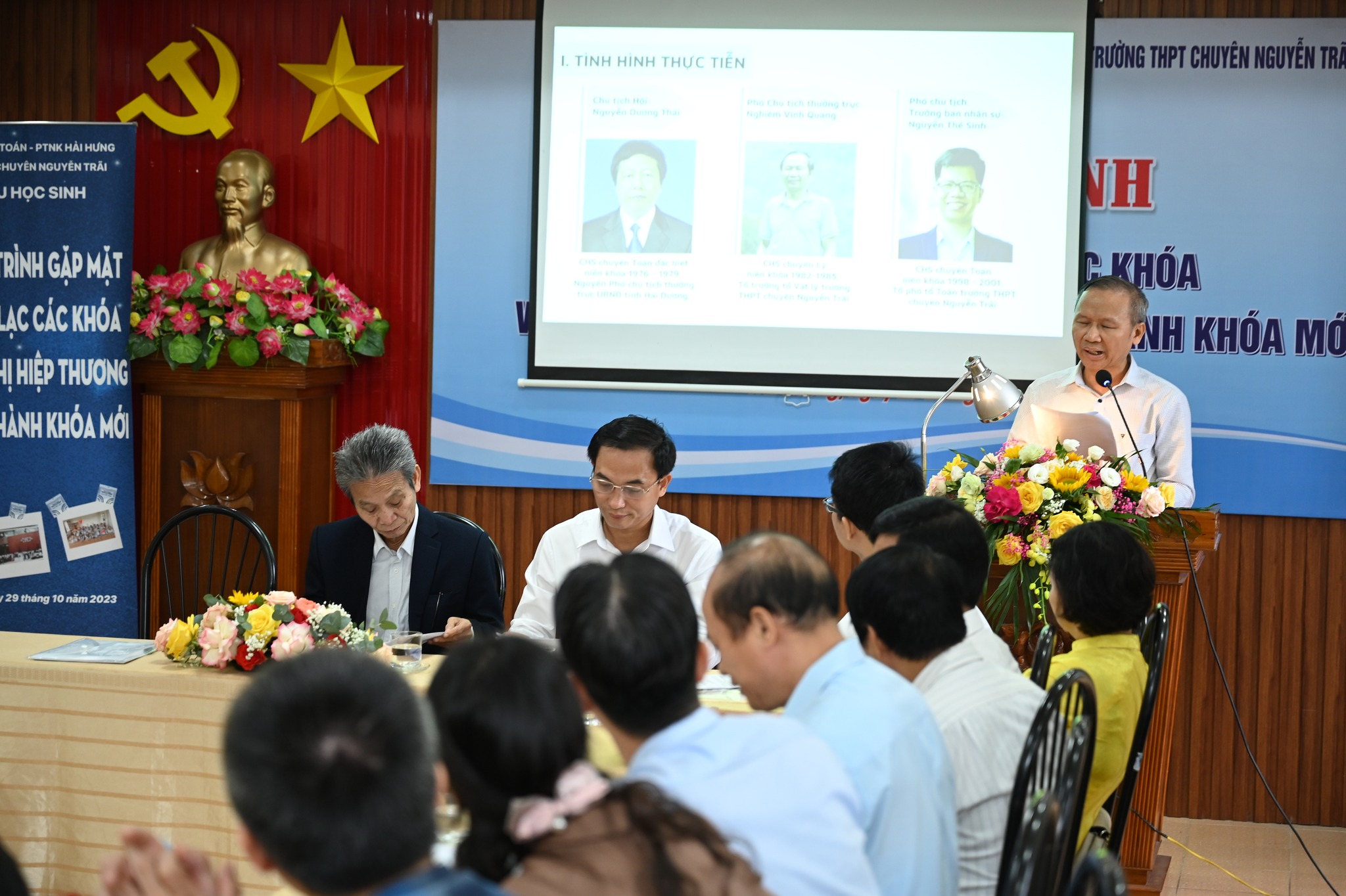 Có thể là hình ảnh về 1 người và văn bản cho biết 'KHÓIPHỔT THÔNG CHUYÊN TOÁN HẢI HƯNG TRƯỜNG PT NĂNG KHIẾU HẢI HƯNG TRƯƠNG THPT HỘI CỰU HỌC SINH CHƯƠNG TRÌNH GẶP MẶT BAN LIÊN LA áC KHÓA VÀ HỘI NGHỊ HIỆP THƯƠNG BAN HÀNH KHÓA MỚI zày29th th'